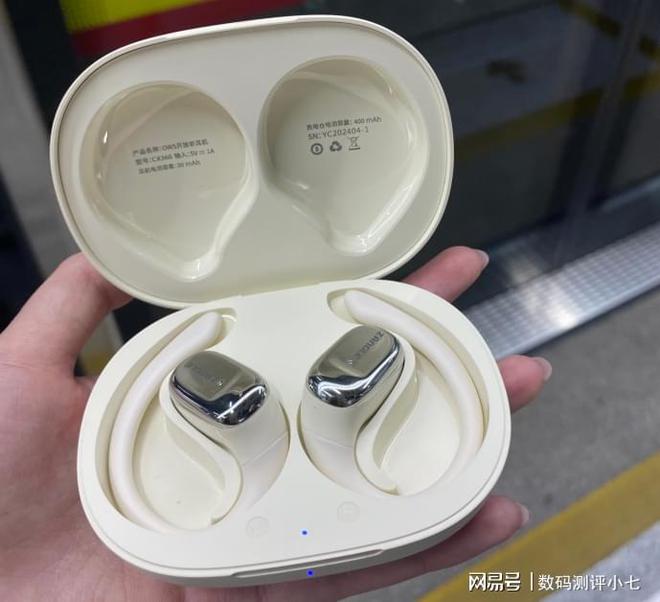 Emc易倍体育：推荐几款2024年开年爆火的不入耳蓝牙耳机(图2)
