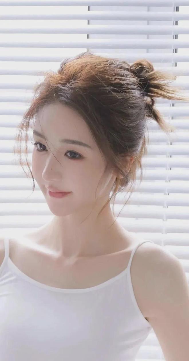 Emc易倍体育：《部长漂亮的媳妇》电影-《部长漂亮的媳妇》电影手机版V(图1)