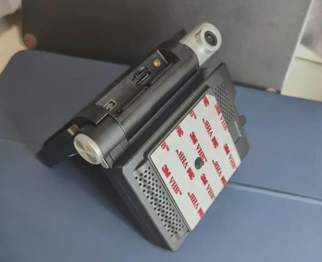 Emc易倍体育：99元的行车记录仪自带高德导航还能当WiFi热点和FM发射器(图2)