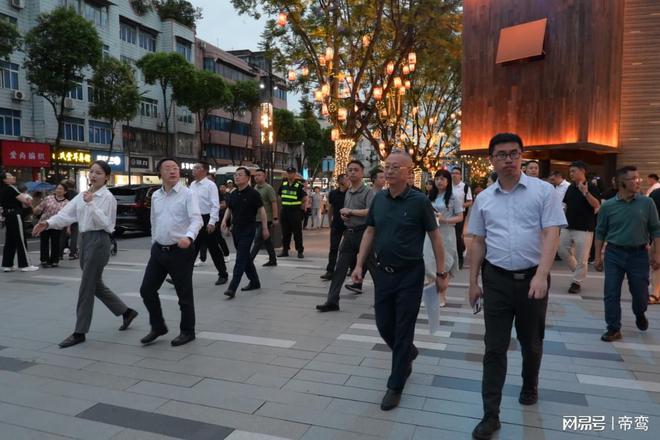 无线讲解器的传输是基于蓝牙原理吗？