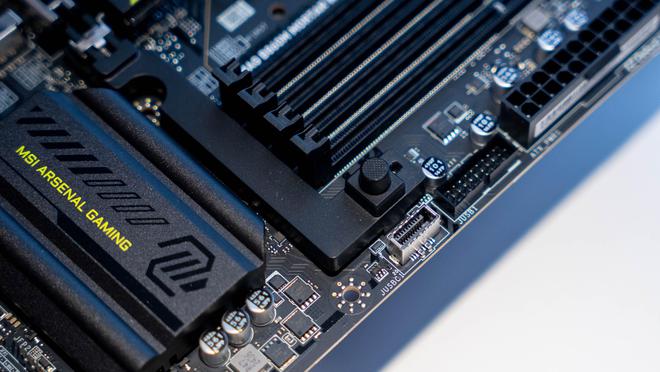 Emc易倍体育：接口全面升级：微星MAGB860MMORTARWiFi主板开箱分享(图10)