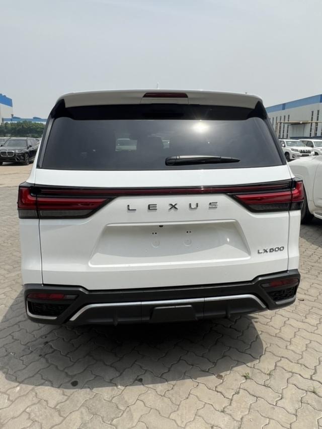 2025款雷克萨斯LX600中东版7座优惠政策多(图3)