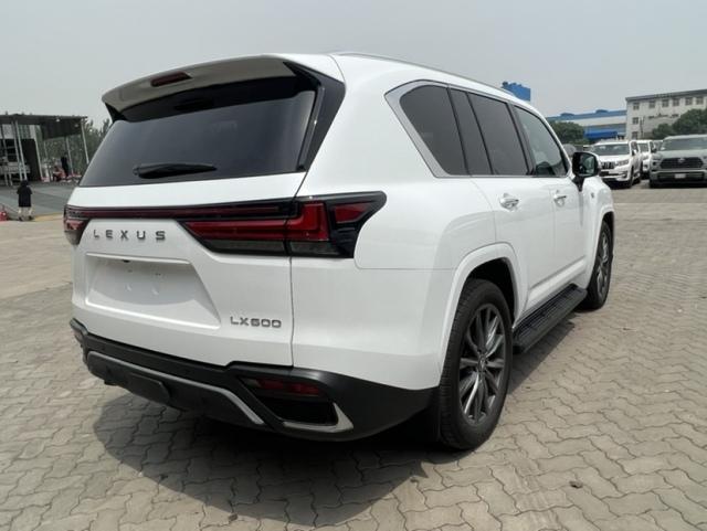 2025款雷克萨斯LX600中东版7座优惠政策多(图4)