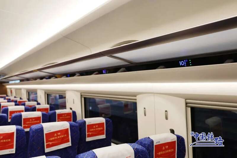 高铁座位指示灯怎么老变色？网友：红色有人！(图2)