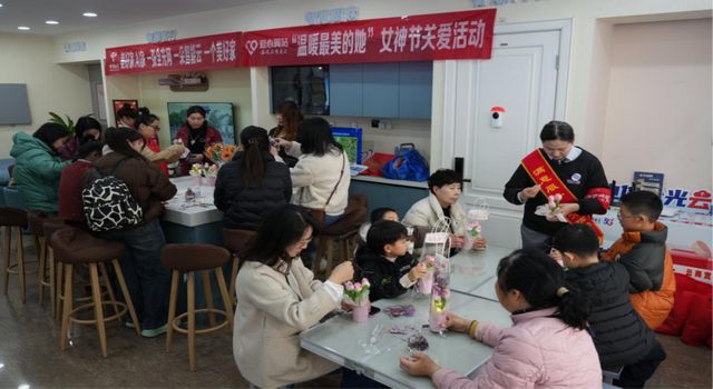 易倍体育网站：服务关爱双中国电信郑州分公司爱心翼站关爱“最美的她”(图4)