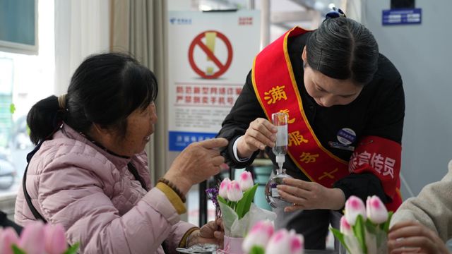 易倍体育网站：服务关爱双中国电信郑州分公司爱心翼站关爱“最美的她”(图3)