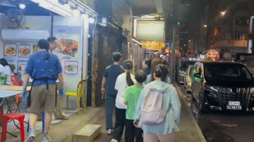 汪小菲一家四口香港游玩俩孩子变化大网友：这才是财阀家的孩子(图2)