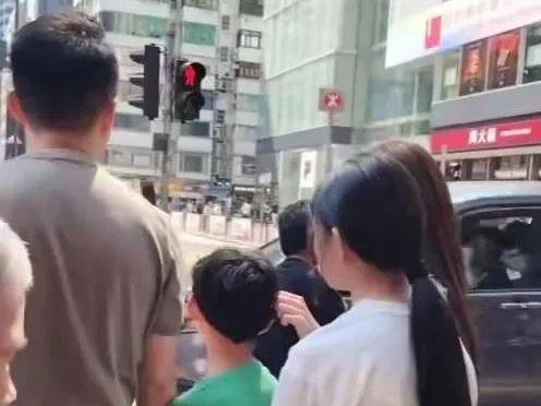 汪小菲一家四口香港游玩俩孩子变化大网友：这才是财阀家的孩子(图5)