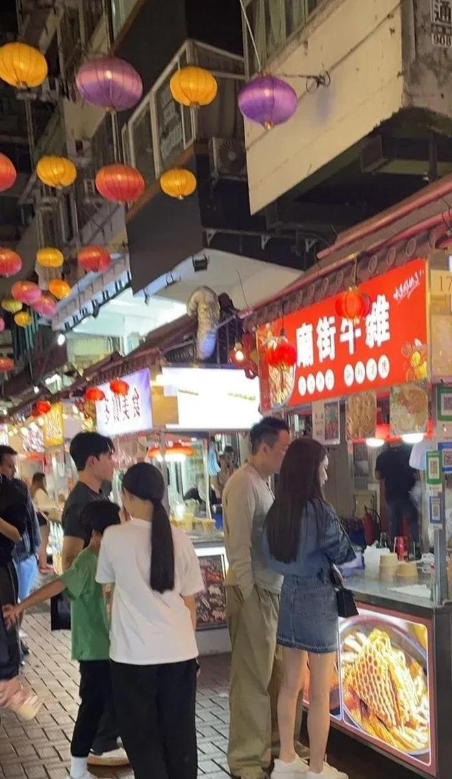 汪小菲一家四口香港游玩俩孩子变化大网友：这才是财阀家的孩子(图3)