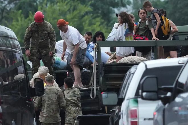 美国得州特大洪水已致80人死亡！儿童夏令营凌晨被冲垮死伤惨重有孩子抱树求生经历地狱一夜…(图9)