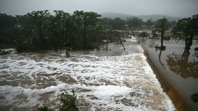 美国得州特大洪水已致80人死亡！儿童夏令营凌晨被冲垮死伤惨重有孩子抱树求生经历地狱一夜…(图4)