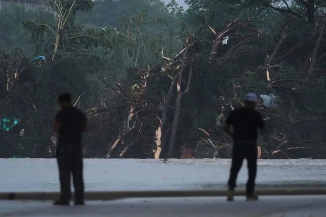 美国得州特大洪水已致80人死亡！儿童夏令营凌晨被冲垮死伤惨重有孩子抱树求生经历地狱一夜…(图6)