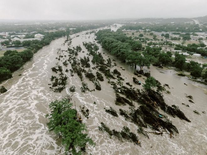 美国得州特大洪水已致80人死亡！儿童夏令营凌晨被冲垮死伤惨重有孩子抱树求生经历地狱一夜…(图2)