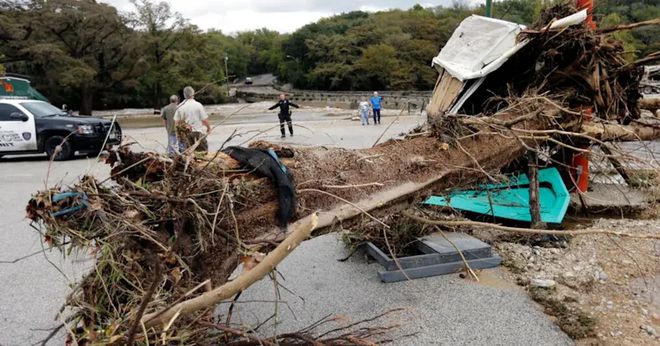 美国得州特大洪水已致80人死亡！儿童夏令营凌晨被冲垮死伤惨重有孩子抱树求生经历地狱一夜…(图8)
