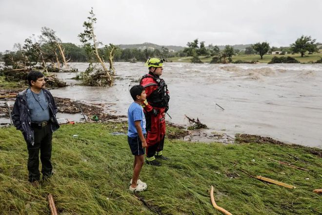 美国得州特大洪水已致80人死亡！儿童夏令营凌晨被冲垮死伤惨重有孩子抱树求生经历地狱一夜…(图10)