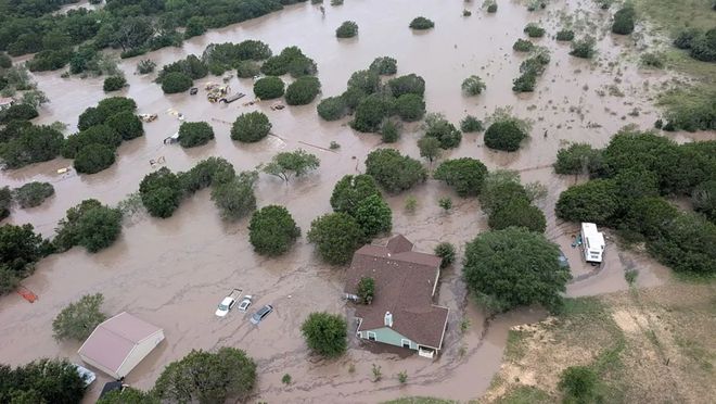 美国得州特大洪水已致80人死亡！儿童夏令营凌晨被冲垮死伤惨重有孩子抱树求生经历地狱一夜…(图18)