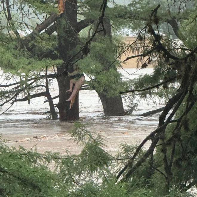 美国得州特大洪水已致80人死亡！儿童夏令营凌晨被冲垮死伤惨重有孩子抱树求生经历地狱一夜…(图14)