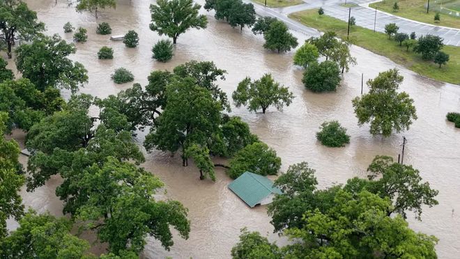 美国得州特大洪水已致80人死亡！儿童夏令营凌晨被冲垮死伤惨重有孩子抱树求生经历地狱一夜…(图21)