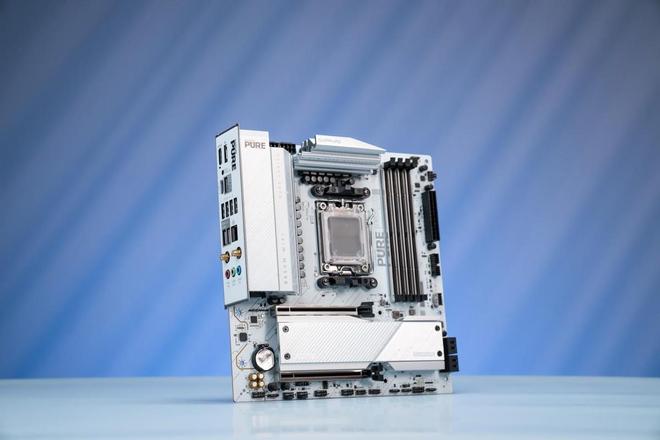 Emc易倍体育：高性价比纯欲风主板蓝宝石PURE极地B650MWIFI主板测评(图2)