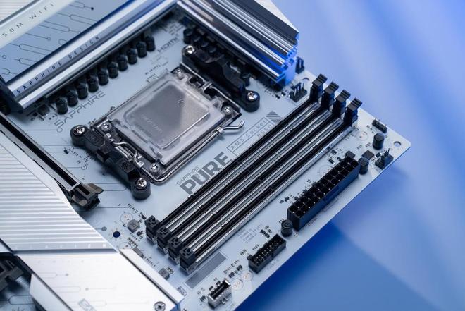 Emc易倍体育：高性价比纯欲风主板蓝宝石PURE极地B650MWIFI主板测评(图4)