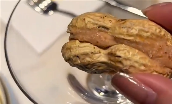 Emc易倍体育：花生壳里塞冰淇淋卖28元一个店员：没办法意大利空运过来的(图1)