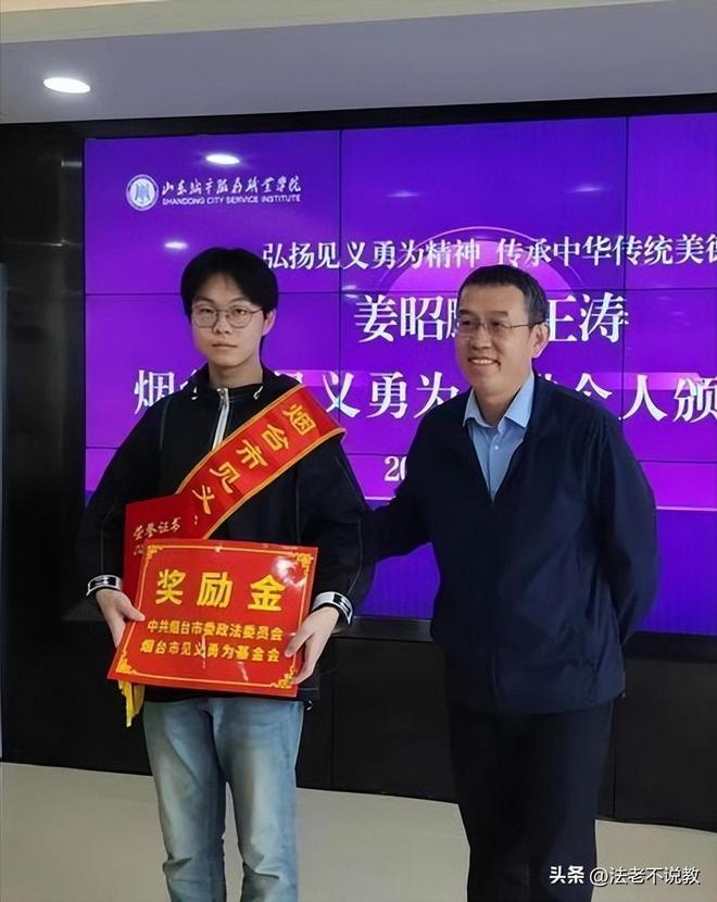 易倍体育网站：烟台小伙为救同学缺席考试同学心脏骤停30分钟最终成功救回！(图2)