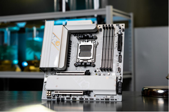 七彩虹高颜值WIFI7新品主板发布战斧超级黑刃与MEOWB850开启预约。(图4)