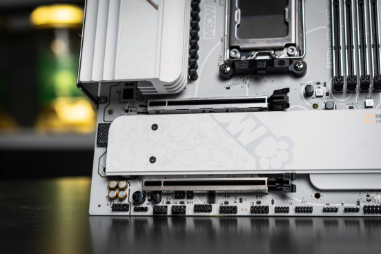 七彩虹高颜值WIFI7新品主板发布战斧超级黑刃与MEOWB850开启预约。(图5)