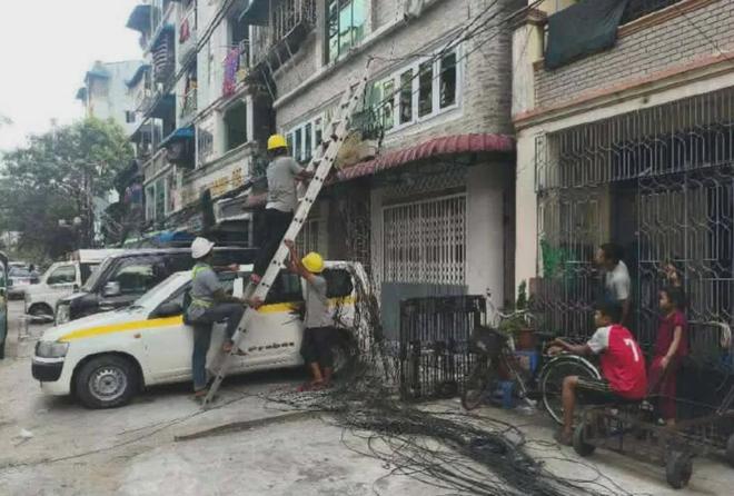 缅甸仰光开展专项检查清理依附电线杆的非法WiFi线路(图2)