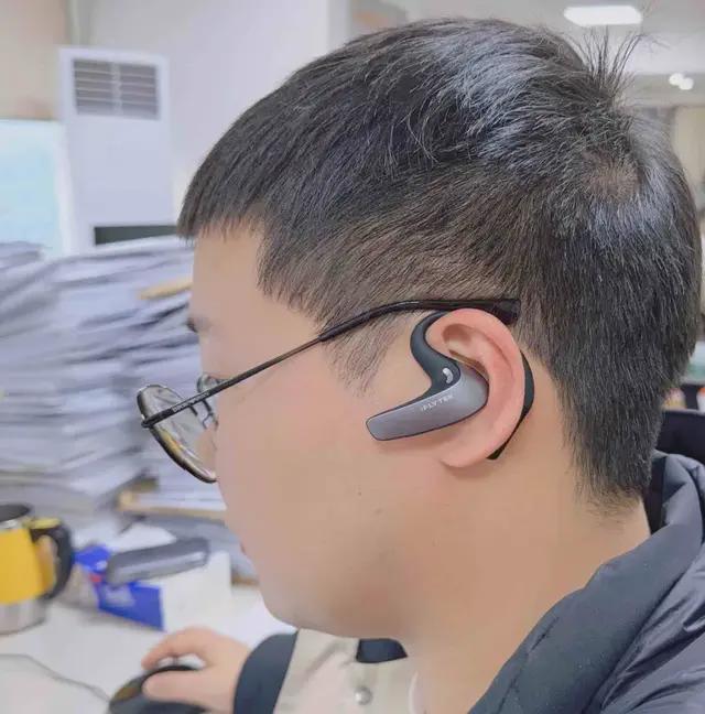 Emc易倍体育：讯飞AI翻译耳机实测：语言障碍从此破壁难怪外贸人抢着买！(图4)