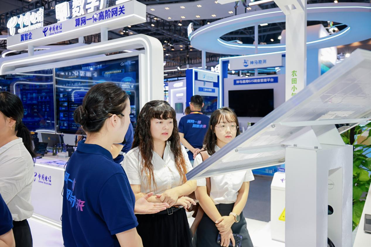 Emc易倍体育:智惠千行百业!中国电信40余项数智成果亮相2025智博会(图2)