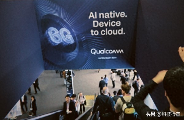 让AI的能力下沉：高通在MWC展示从「手腕」到「卫星」的版图