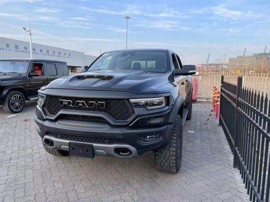 易倍体育网站：24款道奇公羊霸王龙全系现车配置颜色可选顶级越野车80来万起售(图2)