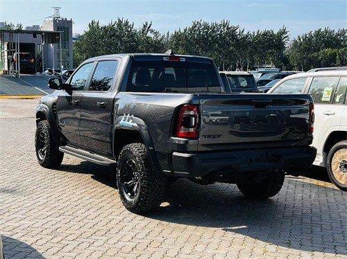 Emc易倍体育:25款道奇公羊霸王龙店内现车配置颜色可选90来万起售(图10)